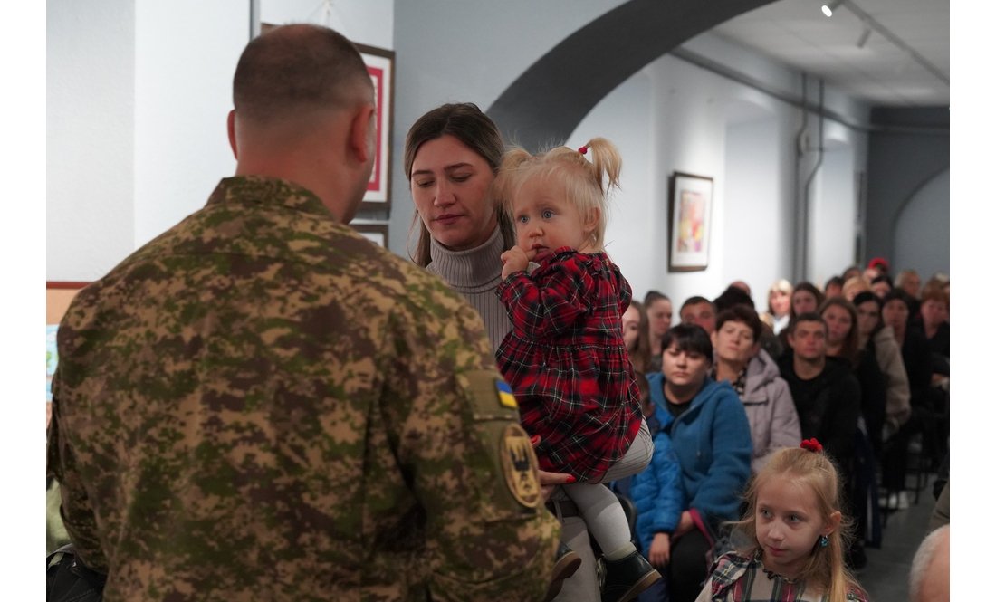 «Їхній голос більше не чути»: 54 родини з Чернігівщини отримали нагороди загиблих захисників