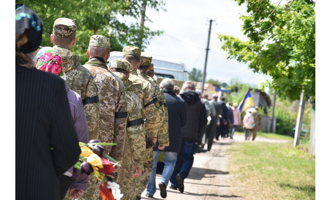 Останній шлях Героя: на Коропщині попрощалися із загиблим під Донецьком бійцем