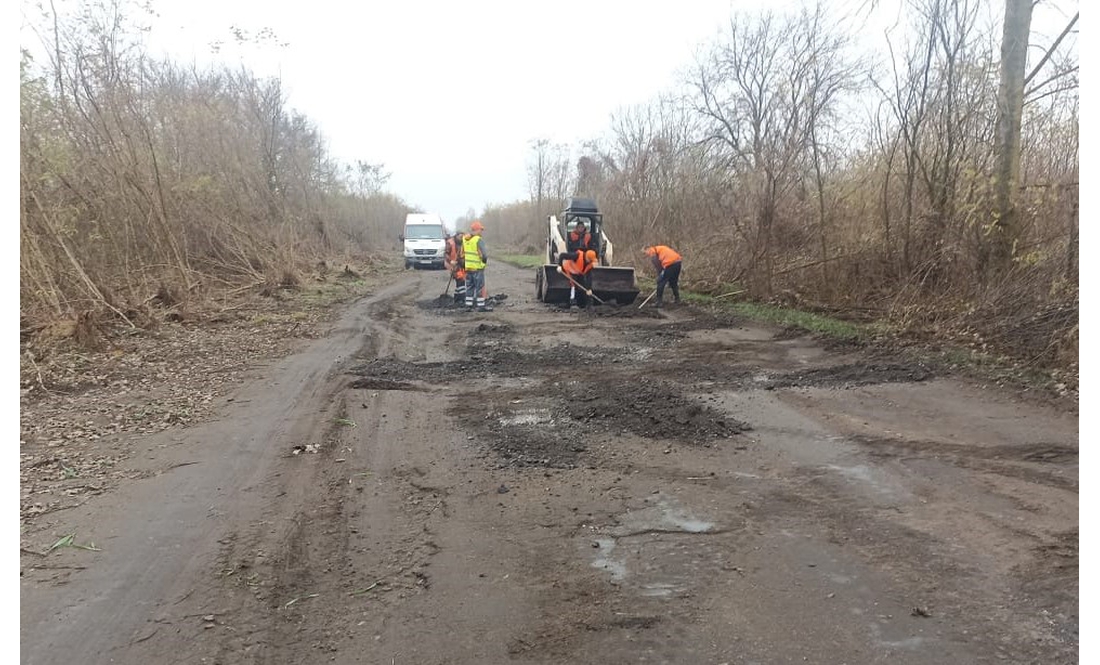 Бізнес взявся латати дороги в громаді