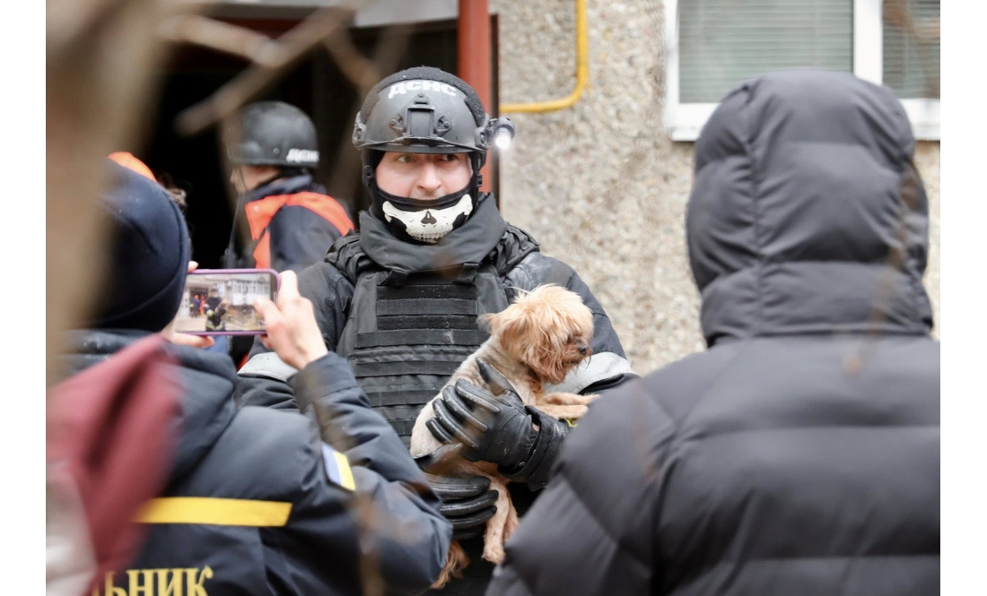 "Люди були вдома": яка ситуація на місці влучання ворожого БпЛА в 5-поверхівку в Чернігові