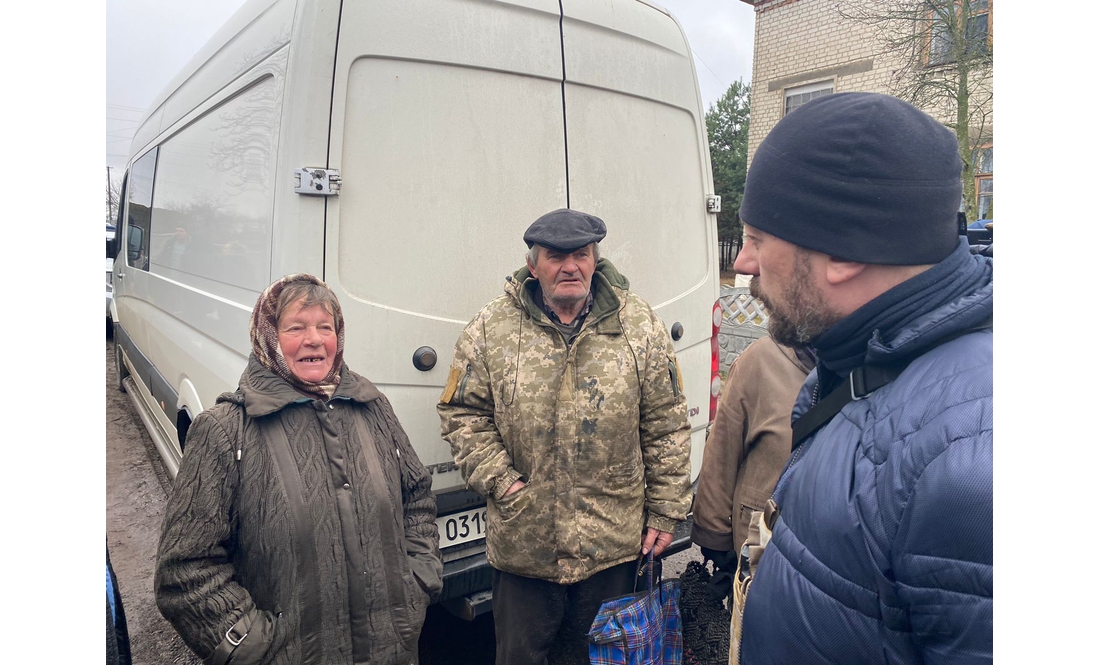 Після звільнення від росіян: у Шестовицю завезли першу гуманітарну допомогу та хліб