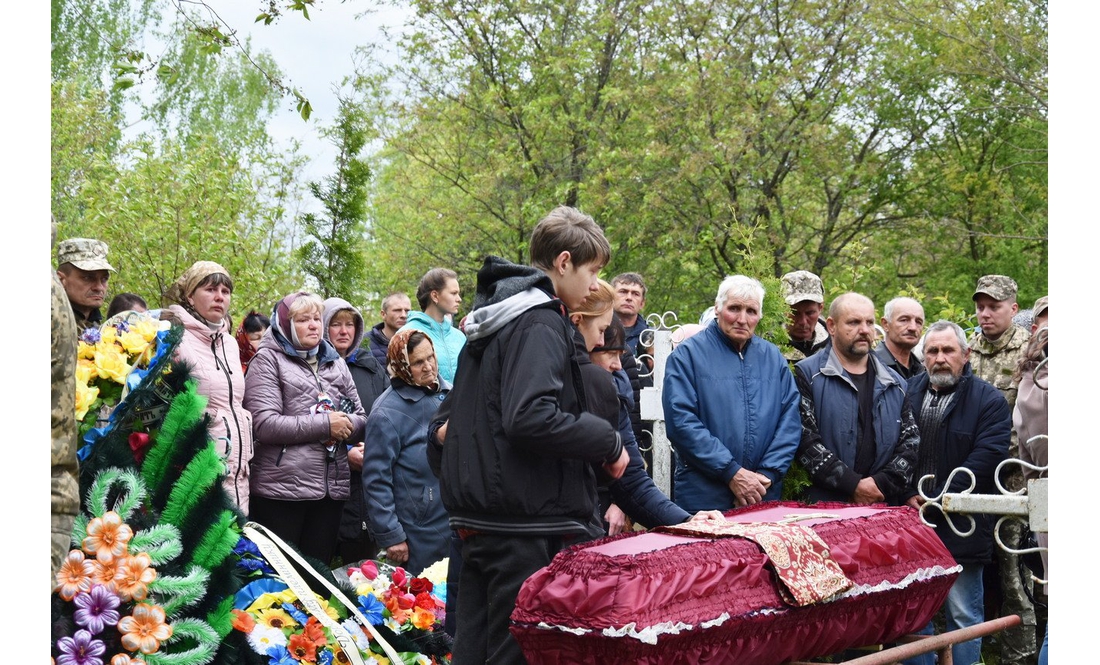 Останній шлях Героя: на Коропщині попрощалися із загиблим під Донецьком бійцем