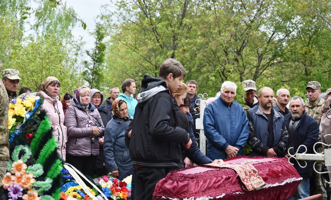 Останній шлях Героя: на Коропщині попрощалися із загиблим під Донецьком бійцем