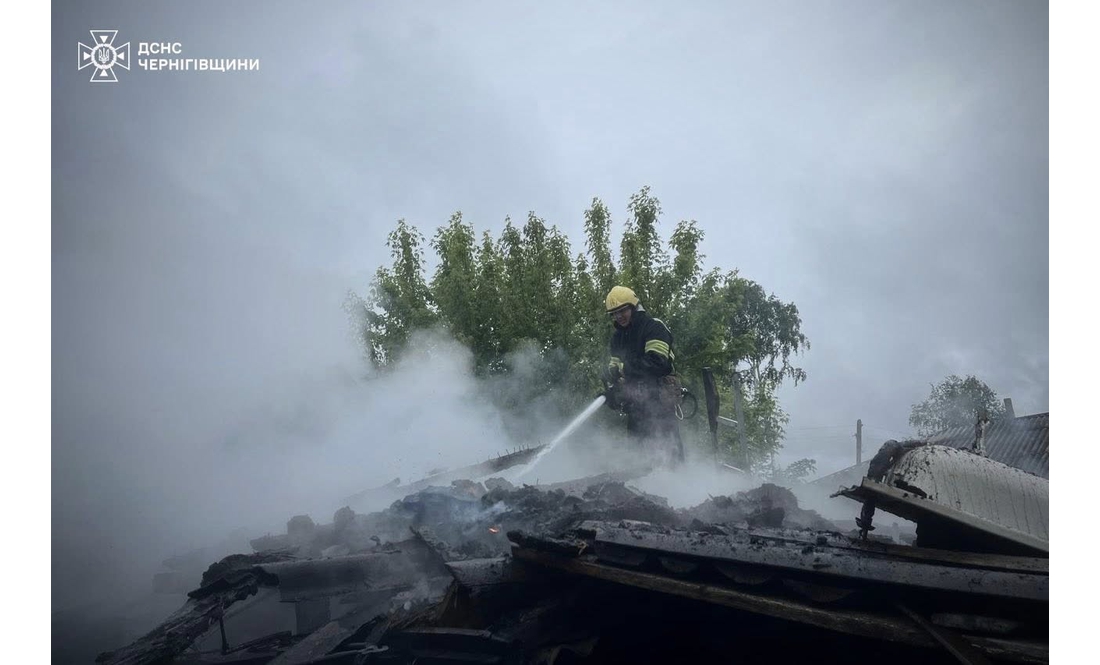 На Чернігівщині рятувальники під час пожежі врятували 96-річну жінку