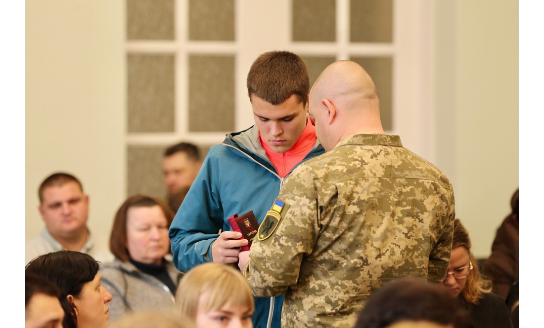 "Ця боротьба триває завдяки їм": родинам захисників із Чернігівщини передали посмертні нагороди