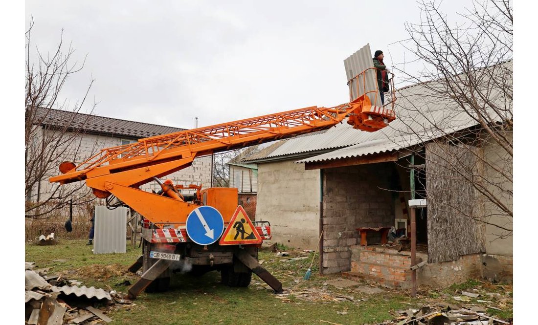 Допомагають небайдужі містяни: як відновлюється Чернігів після обстрілу