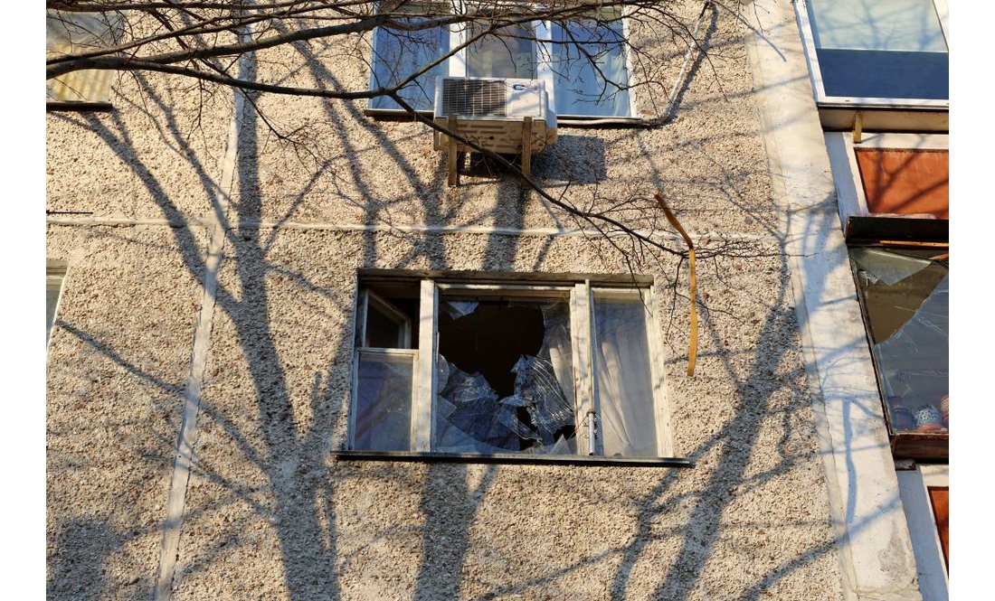 Безперервно працюють екстрені та комунальні служби: ситуація на місцях ударів у Чернігові