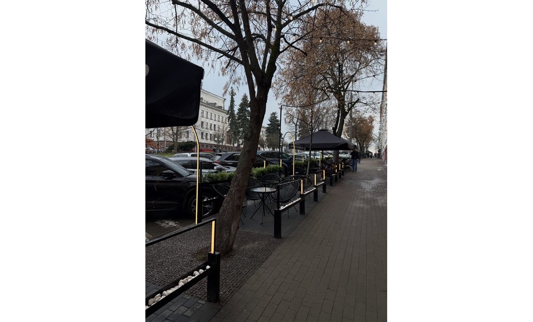 Бачили в кафе з гарною дівчиною: у мережі віруситься пост про поїздку до Чернігова популярного співака та блогера