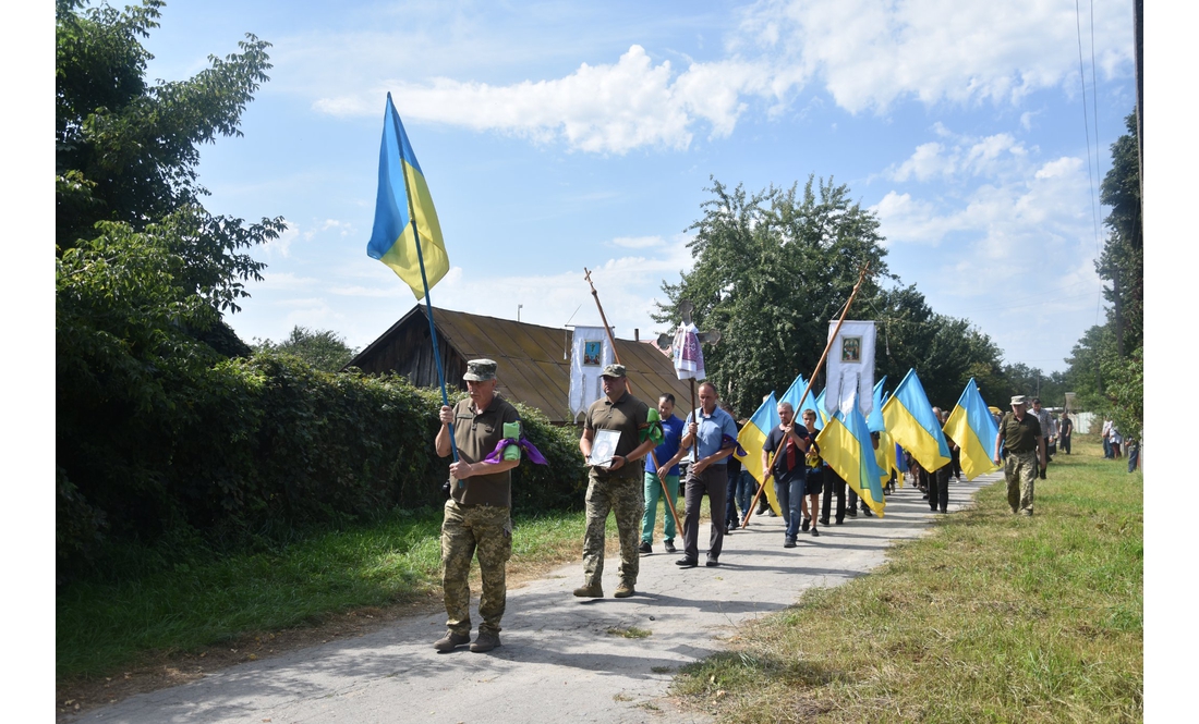 Носівська громада попрощалася з Героєм, який загинув на Харківщині