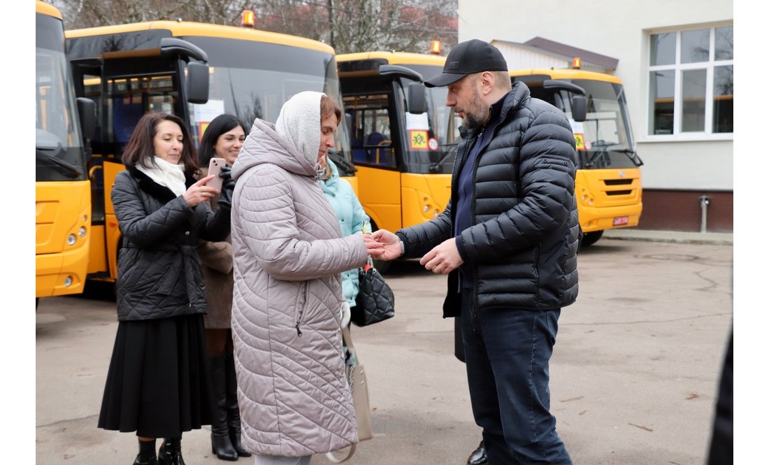 У грудні шість громад Чернігівщини отримали нові шкільні автобуси