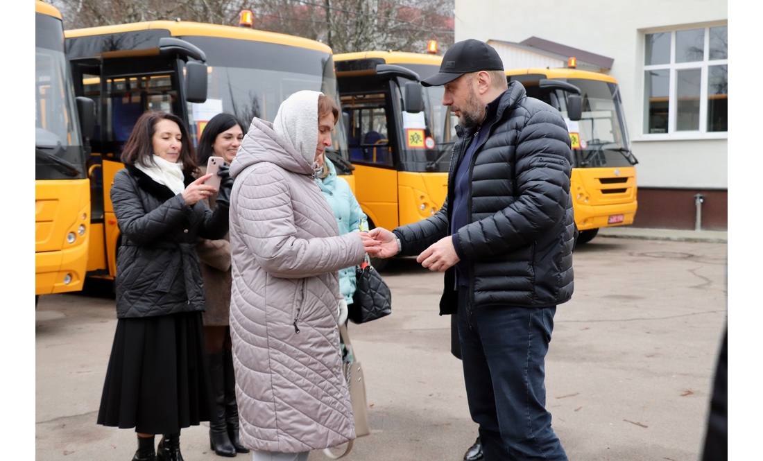 У грудні шість громад Чернігівщини отримали нові шкільні автобуси