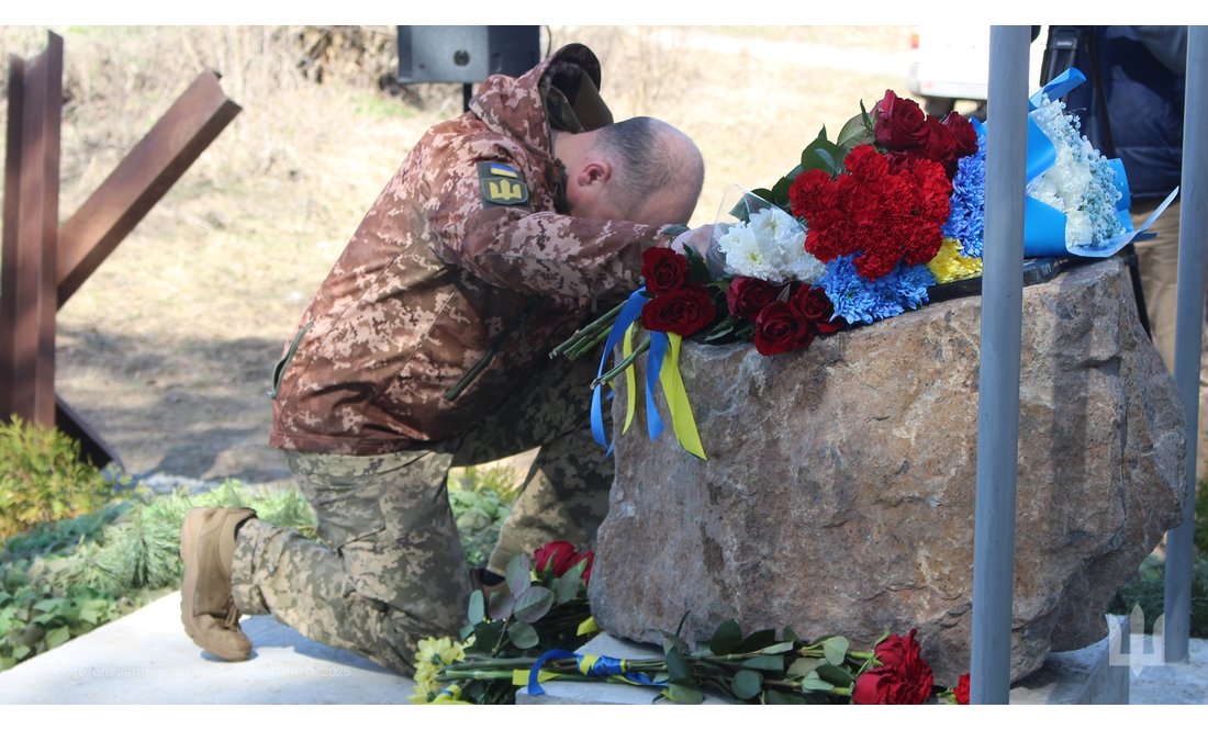 Поблизу Чернігова відкрили памʼятний знак: тут у 2022 році загинули бійці ТЦК, захищаючи місто