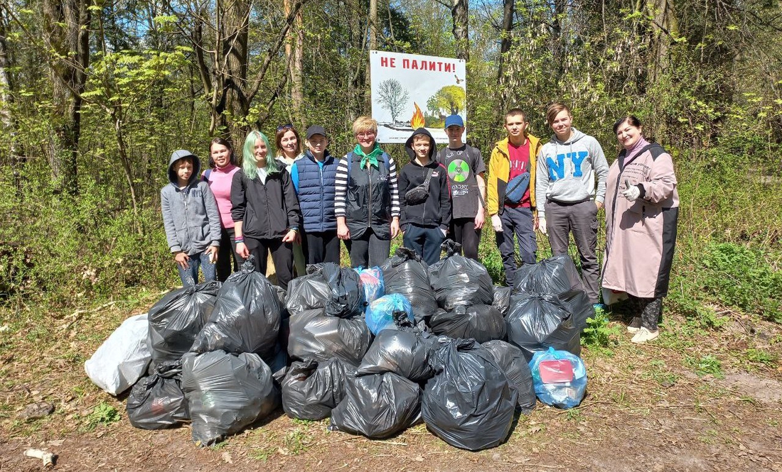 У Чернігові службовці та екоактивісти прибирали сміття у ландшафтному парку