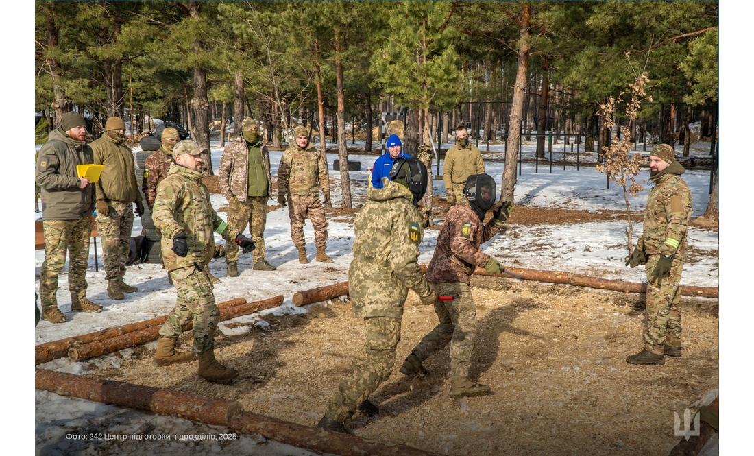 На Чернігівщині бійців ЗСУ вчать ножового бою. Фото