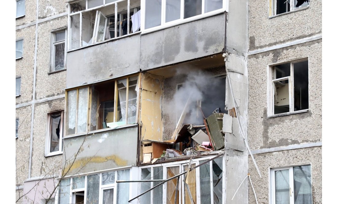 "Люди були вдома": яка ситуація на місці влучання ворожого БпЛА в 5-поверхівку в Чернігові