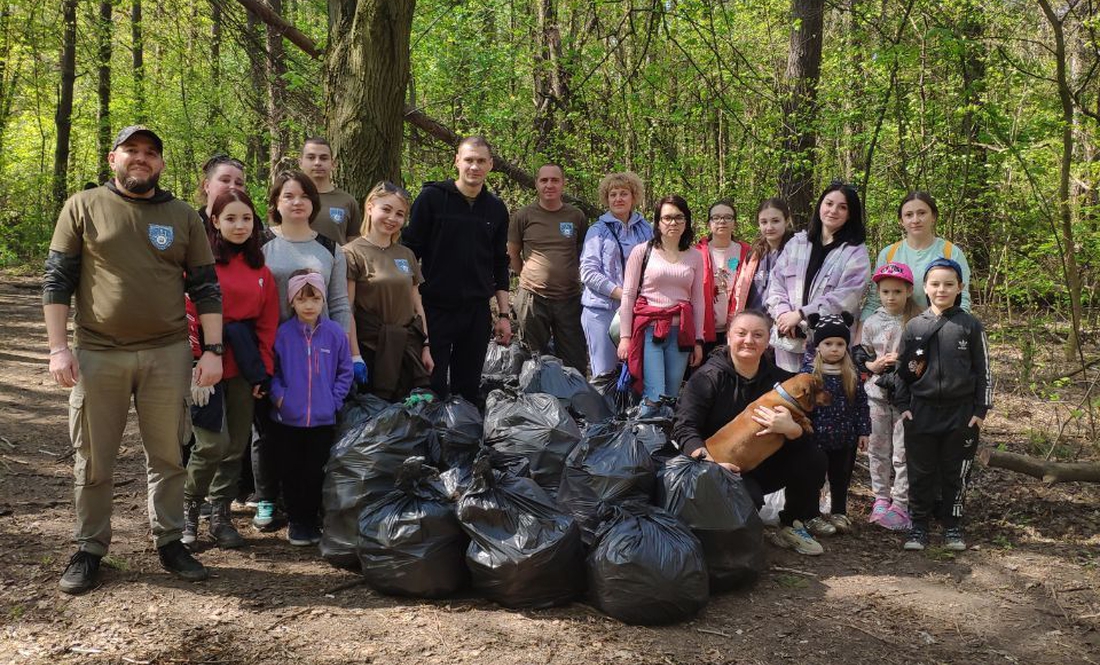 У Чернігові службовці та екоактивісти прибирали сміття у ландшафтному парку