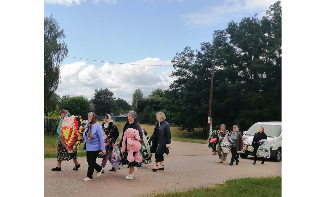 Мама винесла тіло доньки з палаючого АТБ: на Чернігівщині попрощалися з дівчинкою, яка загинула через обстріл
