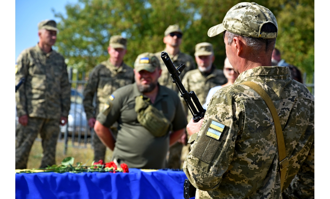 На Чернігівщині земляки провели в останню путь 39-річного воїна — рідних у нього не залишилося