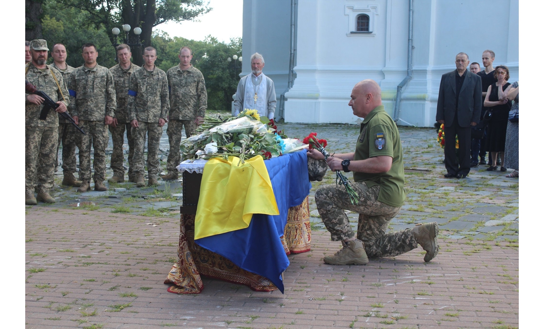 Громада Чернігова попрощалася із солдатом Віктором Кошовим