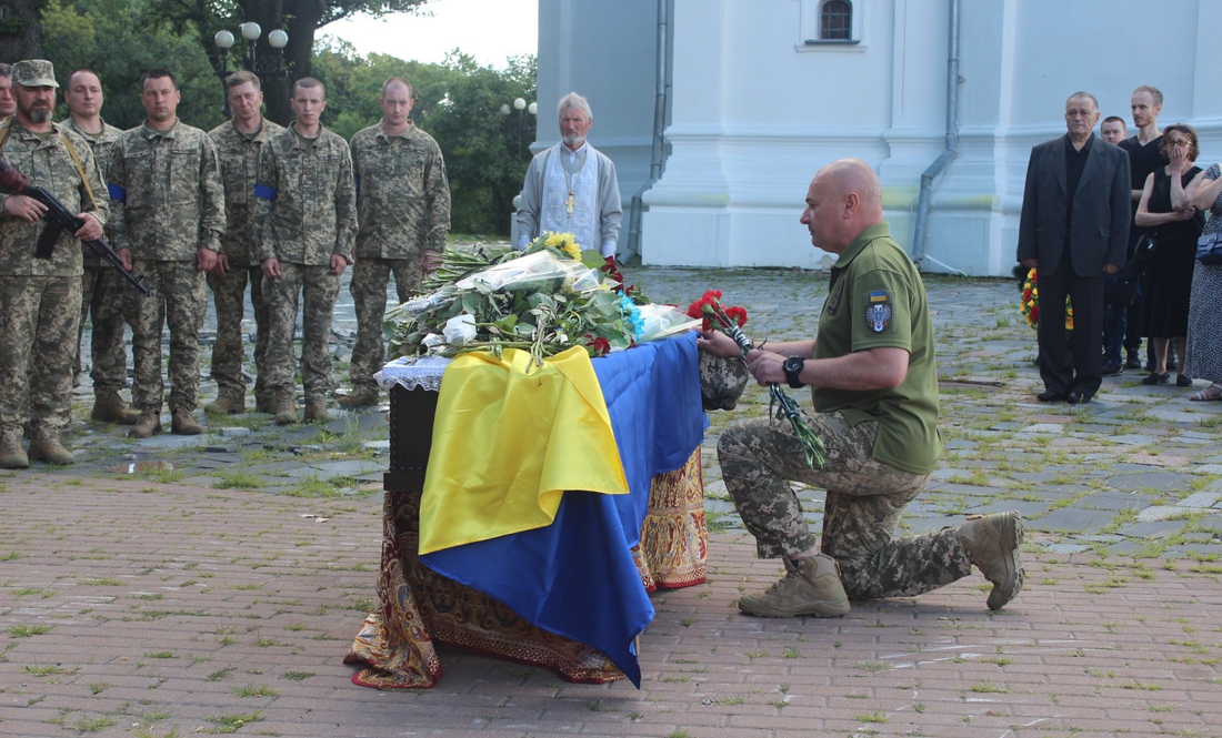 Громада Чернігова попрощалася із солдатом Віктором Кошовим