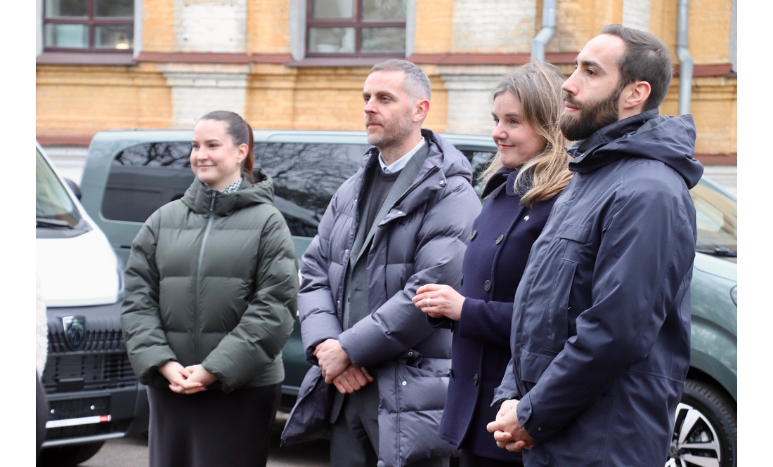 Три громади Чернігівщини отримали фургони від Франції