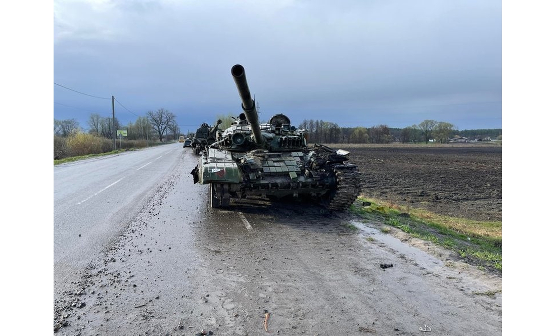 На дорогах Чернігівщини повно решток знищеної російської техніки