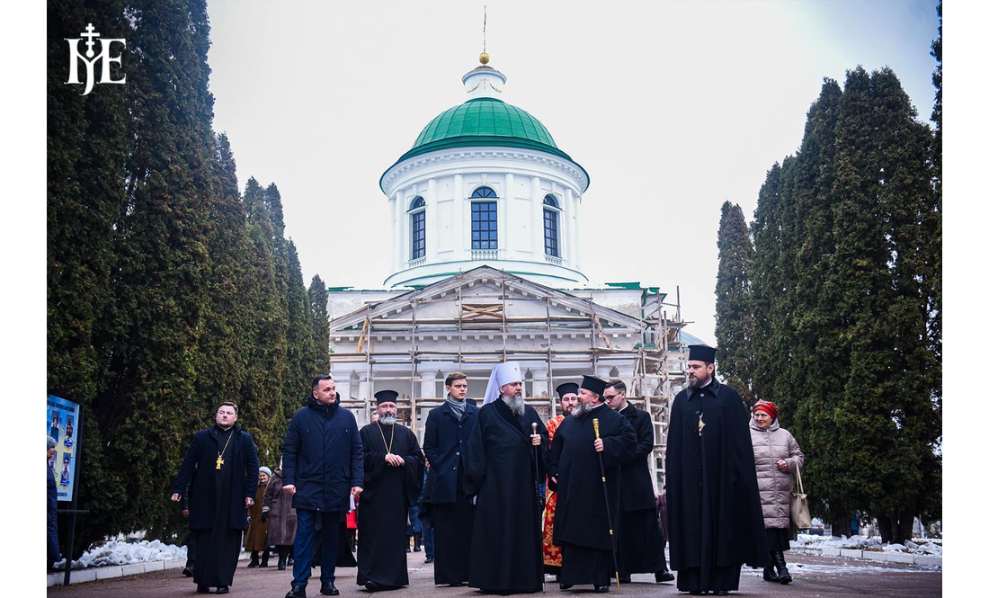 Митрополит Епіфаній помолився в Ніжинському храмі та відвідав волонтерів