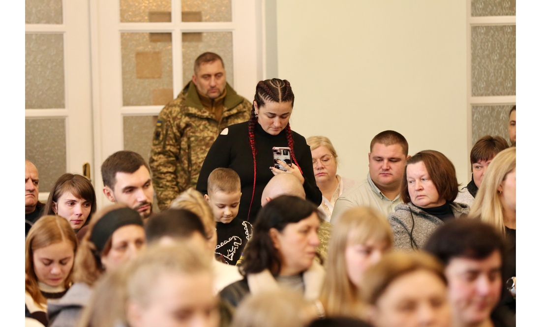 "Ця боротьба триває завдяки їм": родинам захисників із Чернігівщини передали посмертні нагороди