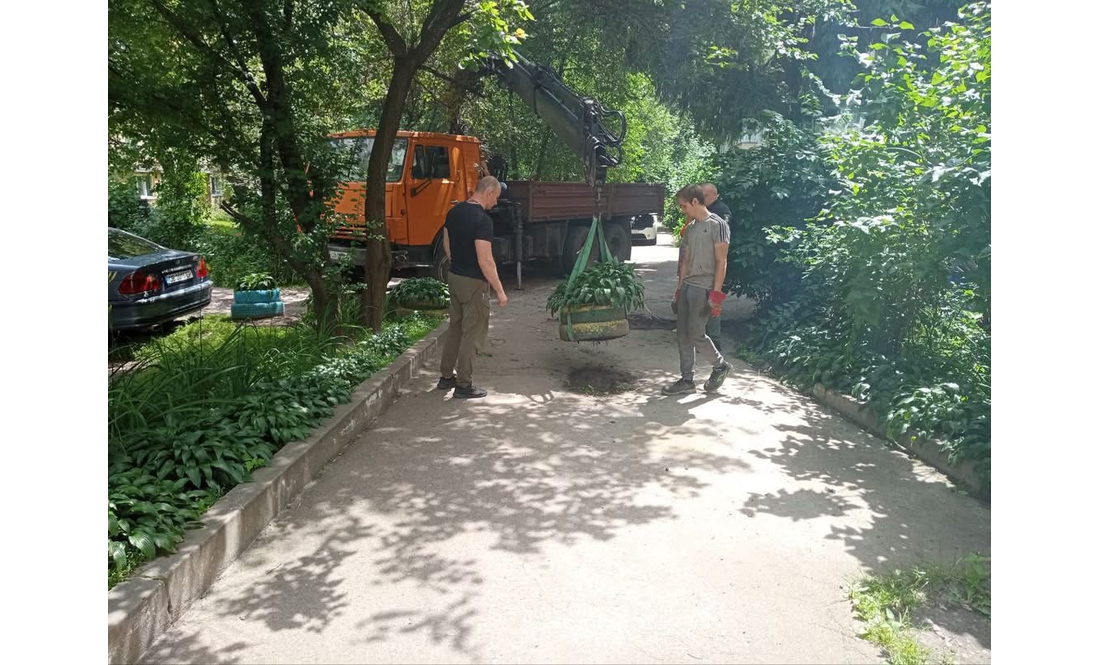 "Мунварта" Чернігова почала демонтувати тумби й клумби на внутрішньодворових проїздах