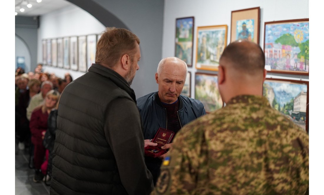 «Їхній голос більше не чути»: 54 родини з Чернігівщини отримали нагороди загиблих захисників
