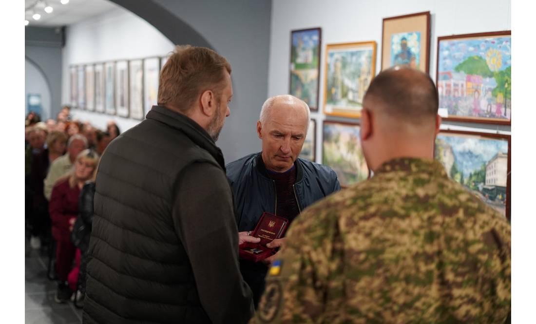 «Їхній голос більше не чути»: 54 родини з Чернігівщини отримали нагороди загиблих захисників