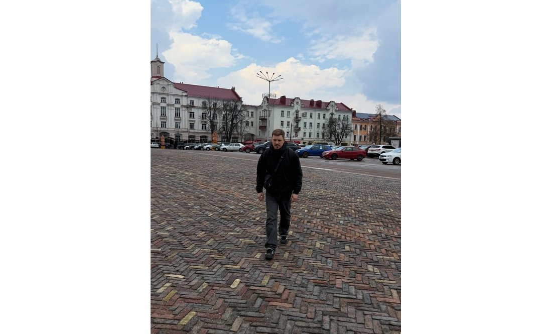 Бачили в кафе з гарною дівчиною: у мережі віруситься пост про поїздку до Чернігова популярного співака та блогера