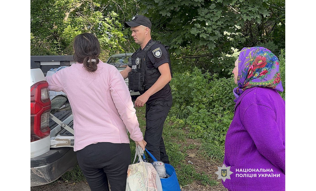 Поліція Чернігівщини евакуювала трьох жінок із прифронтового села