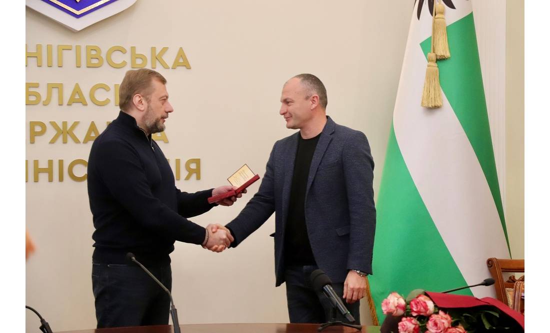 Державні нагороди військовим, медикам, освітянам і митцям: у Чернігові відзначили жителів області