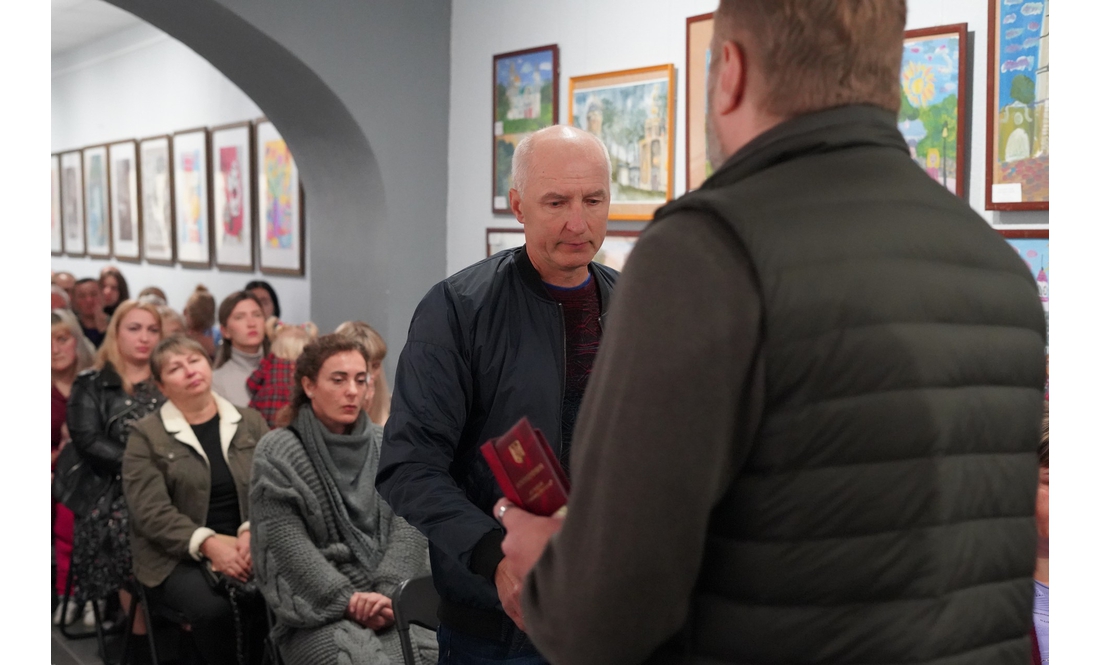 «Їхній голос більше не чути»: 54 родини з Чернігівщини отримали нагороди загиблих захисників