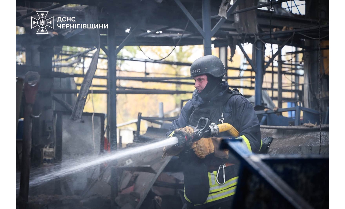 Росіяни атакували підприємство в Чернігові: відомо про загиблого та поранених