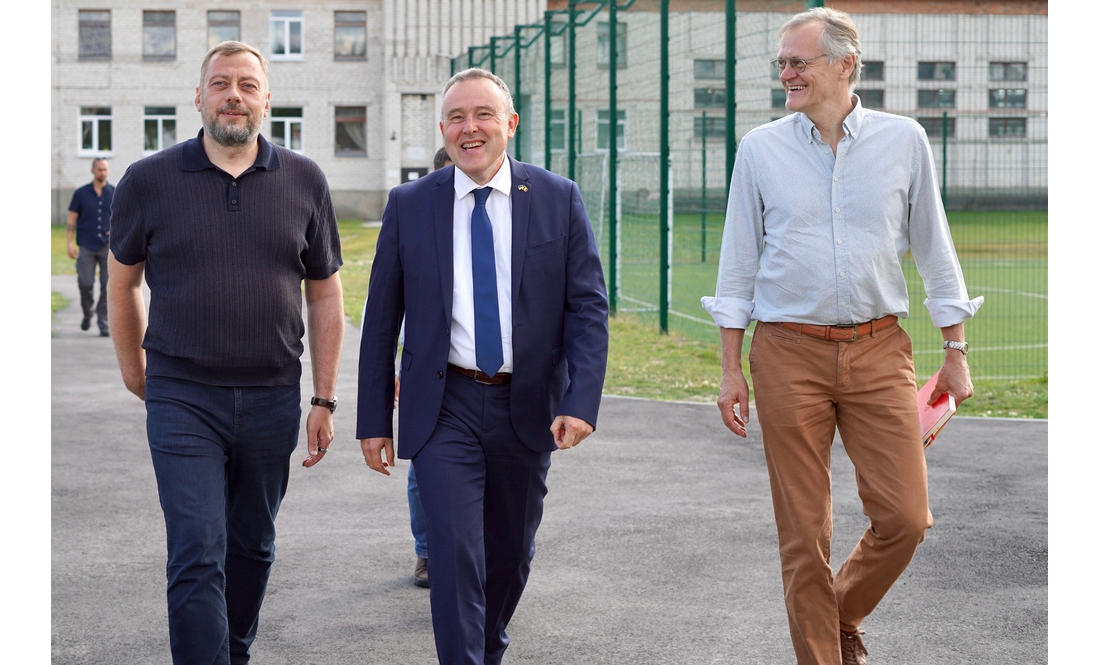 Міністр Безгін на Чернігівщині: про що говорив з прикордонними громадами та хто підписав стяг
