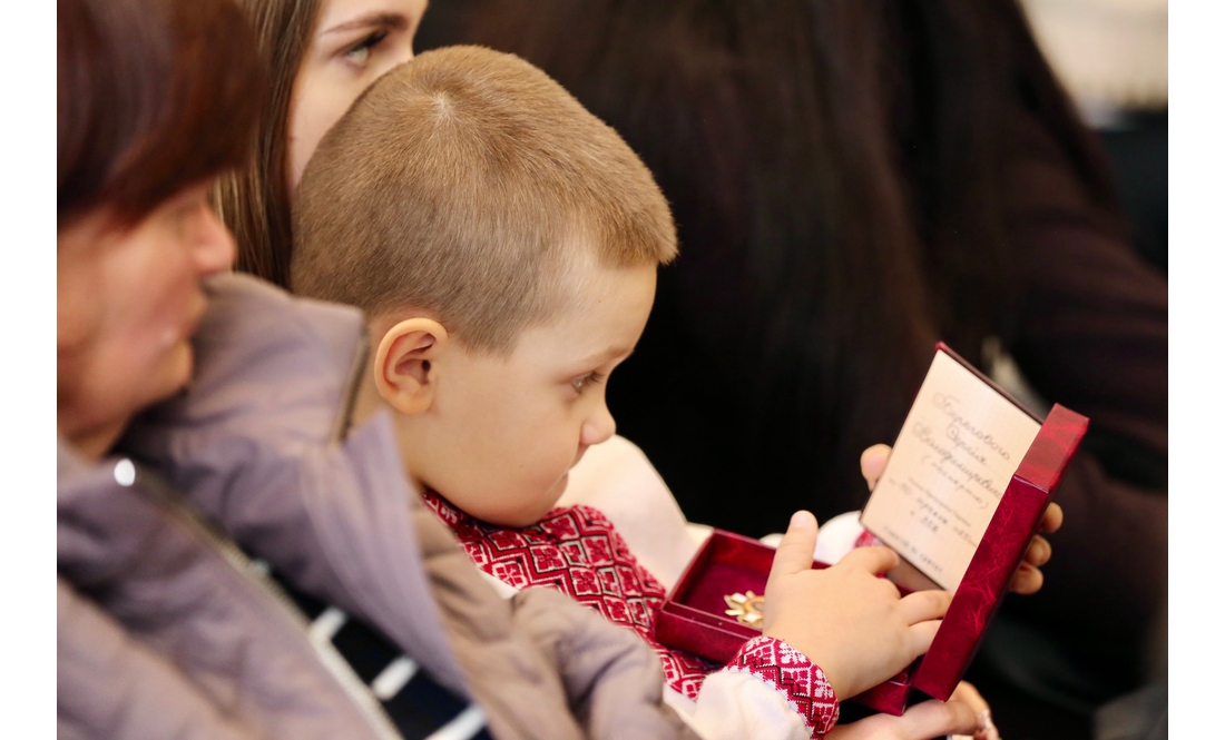 "Ця боротьба триває завдяки їм": родинам захисників із Чернігівщини передали посмертні нагороди