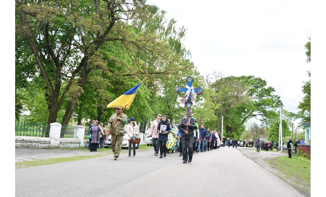 Останній шлях Героя: на Коропщині попрощалися із загиблим під Донецьком бійцем