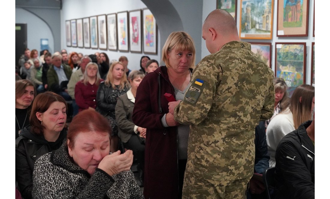 «Їхній голос більше не чути»: 54 родини з Чернігівщини отримали нагороди загиблих захисників