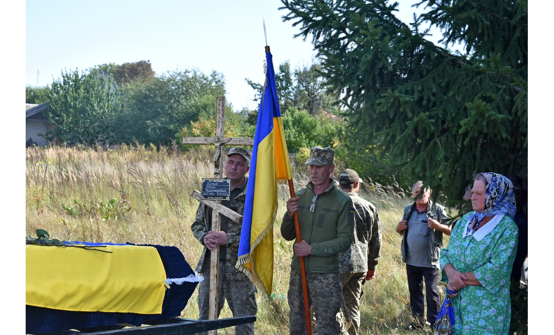 На Чернігівщині земляки провели в останню путь 39-річного воїна — рідних у нього не залишилося