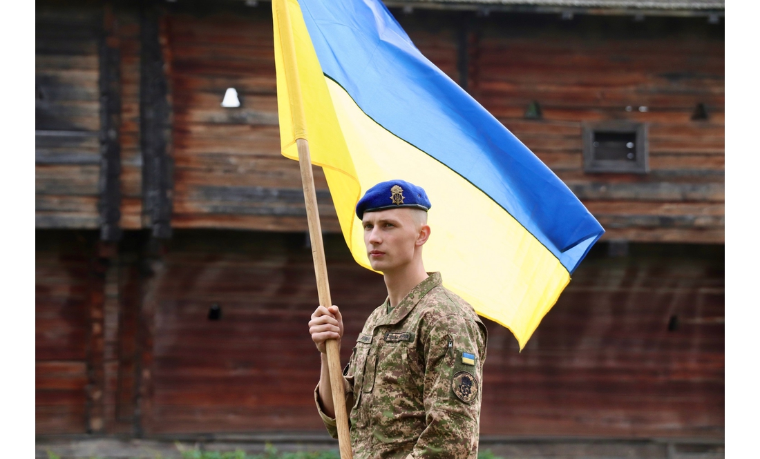 У Гетьманській столиці підняли найбільший на Чернігівщині державний прапор