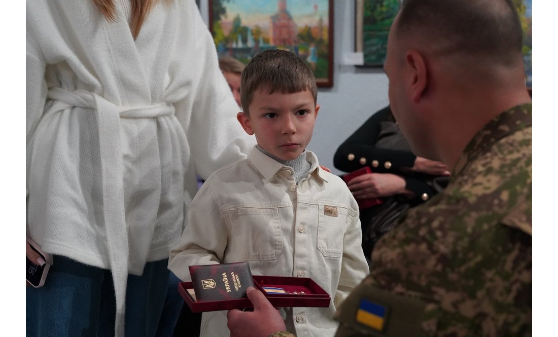 «Їхній голос більше не чути»: 54 родини з Чернігівщини отримали нагороди загиблих захисників