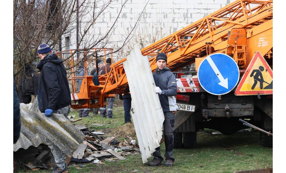 Допомагають небайдужі містяни: як відновлюється Чернігів після обстрілу