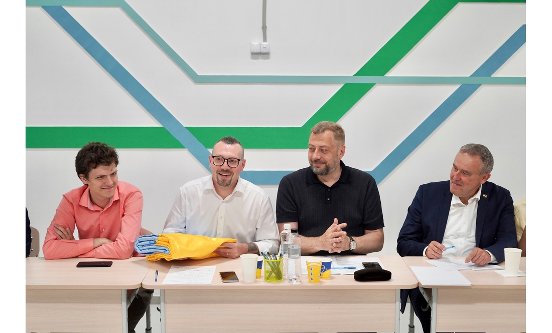 Міністр Безгін на Чернігівщині: про що говорив з прикордонними громадами та хто підписав стяг