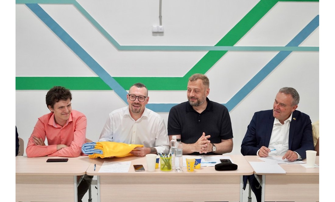 Міністр Безгін на Чернігівщині: про що говорив з прикордонними громадами та хто підписав стяг