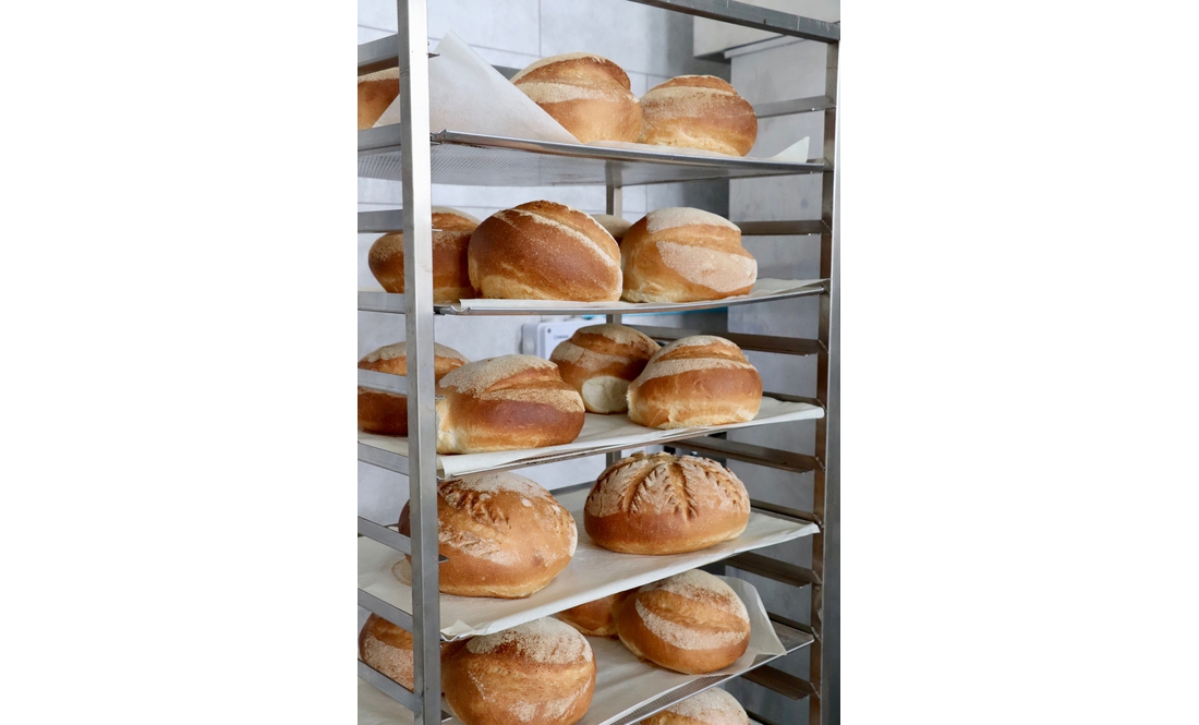 Дві працівниці готують до пів тисячі паляниць за зміну: у громаді відкрили комунальну пекарню