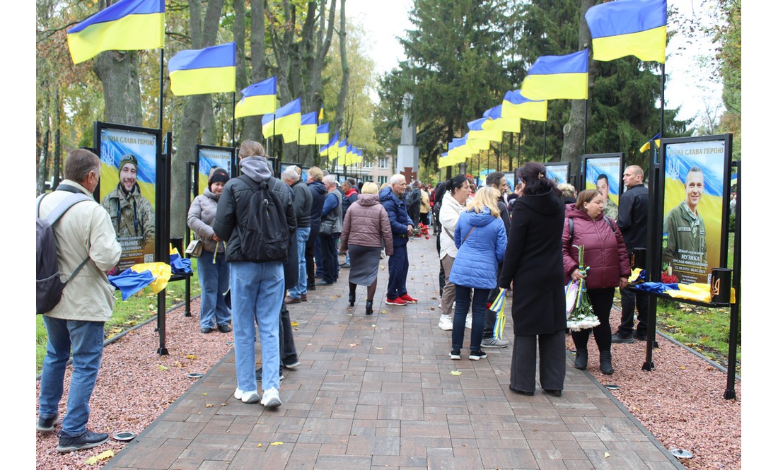"Ми бачимо 44 світлини, за кожною – недописана історія": у громаді відкрили Алею слави