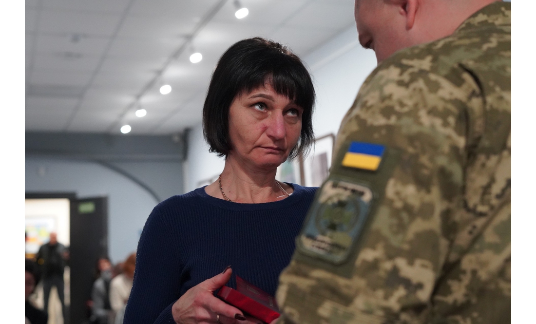 «Їхній голос більше не чути»: 54 родини з Чернігівщини отримали нагороди загиблих захисників