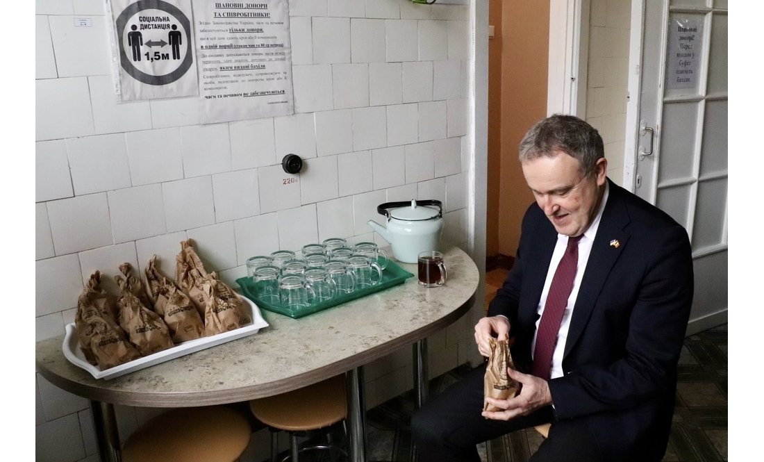 Посол Бельгії зробив другу донацію крові в Чернігові